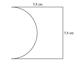 Et kvadrat med sidelengde 5,8 cm. I den ene sida er det skåret ut en halvsirkel med diameter lik sida i kvadratet